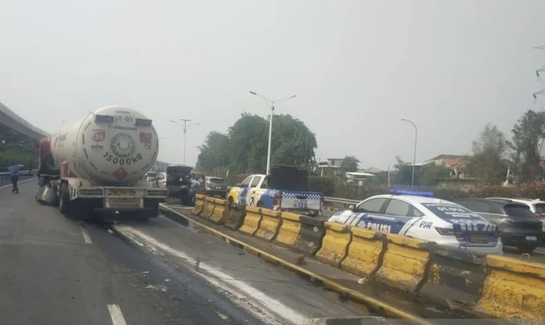 Sebuah truk tangki Pertamina mengalami kecelakaan di Tol Jagorawi KM 1+400 Jalur A pada Minggu (27/9/2026). Foto: Ditlantas Polda Metro Jaya