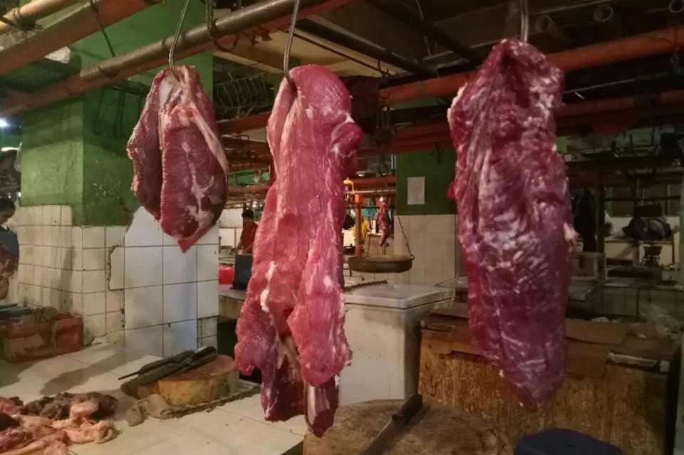 Ilustrasi - Faging sapi di salah satu kios daging di Pasar Jatinegara, Jakarta Timur, Rabu (10/7/2019). Foto: ANTARA