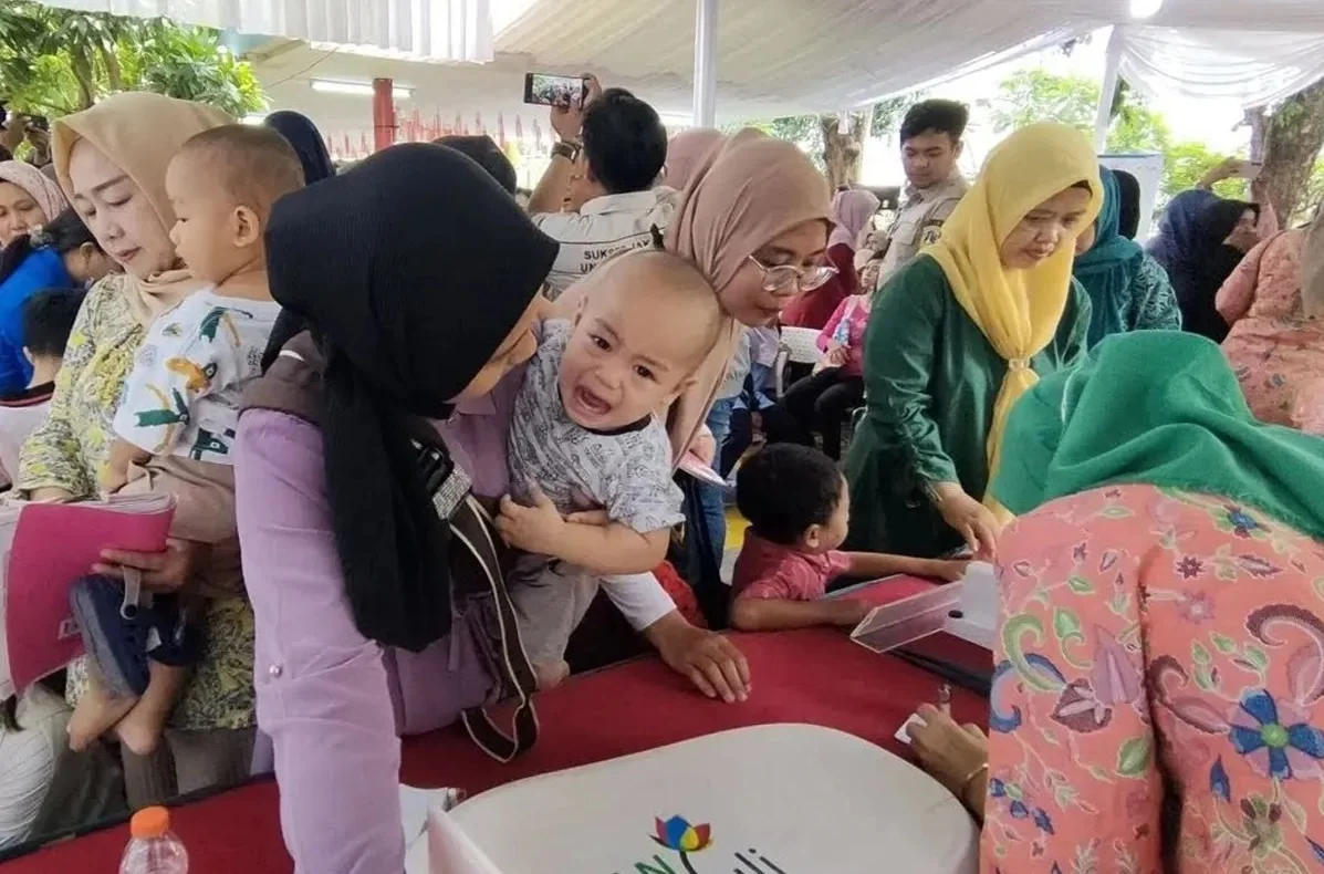 Dokumentasi -Sebanyak 500 balita mendapatkan makanan tambahan, pengukuran berat serta tinggi badan dari Perusahaan Listrik Negara (PLN) Unit Induk Distribusi (UID) Jakarta Raya di RPTRA Jeruk Manis, Kebon Jeruk, Selasa (7/12/2023).  Foto: ANTARA