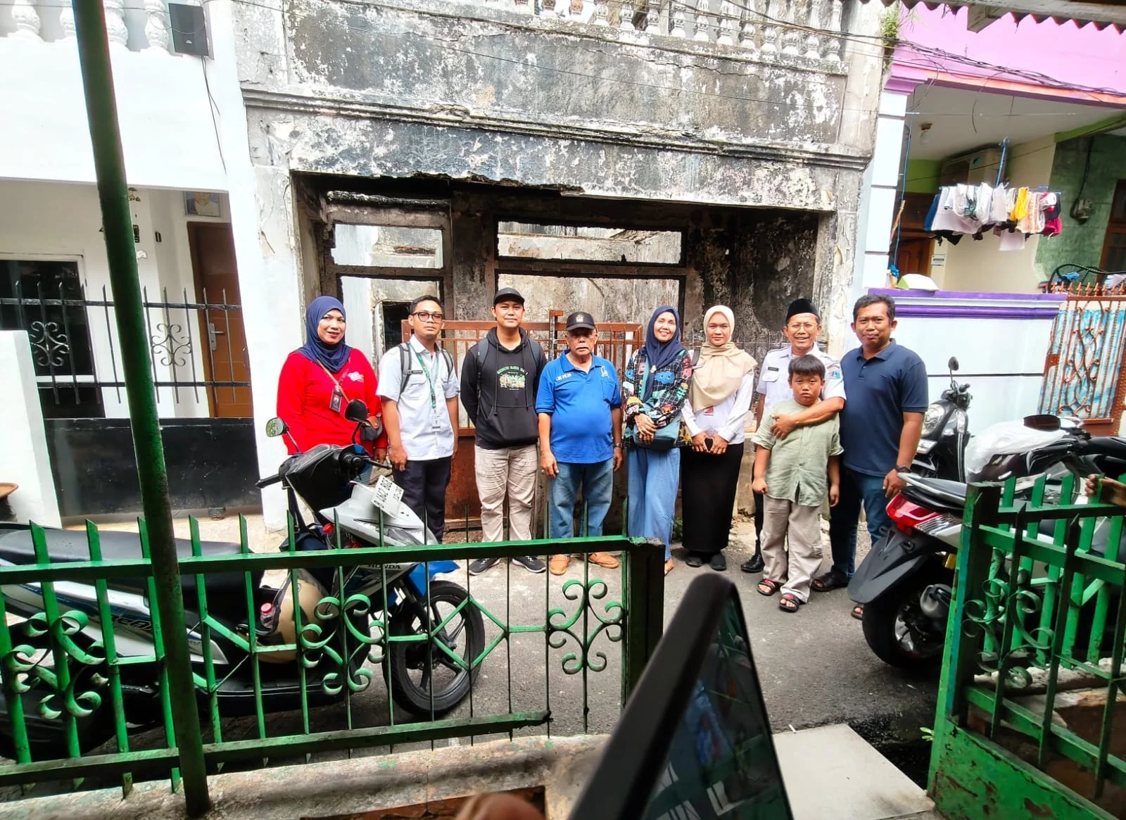 Jajaran Kelurahan Jelambar melakukan peninjauan program bedah rumah milik warga di Jalan Empang Bahagia No. 27B, RT 003 RW 006, Jelambar, Grogol Petamburan, Jakarta Barat, Rabu (24/6). Foto: Pemkot Jakbar