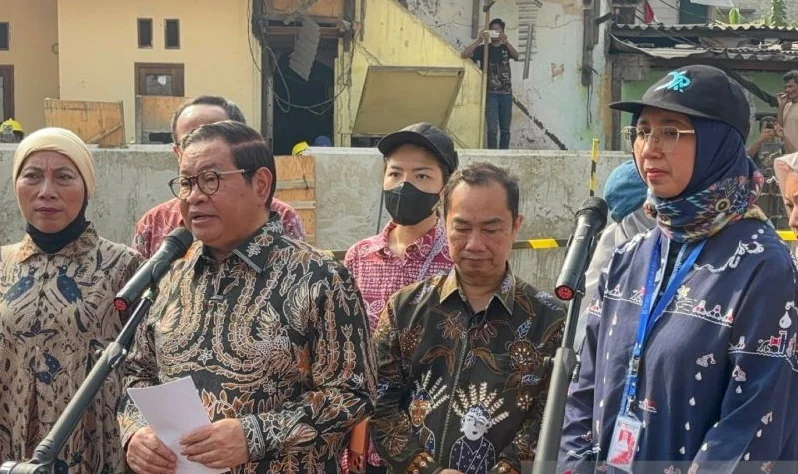 Gubernur DKI Jakarta Pramono Anung dan Kepala Dinas Sumber Daya Air (SDA) Ika Agustin memberi keterangan setelah meninjau normalisasi Kali Cakung Lama, Kamis (13/8/2026). Foto: ANTARA