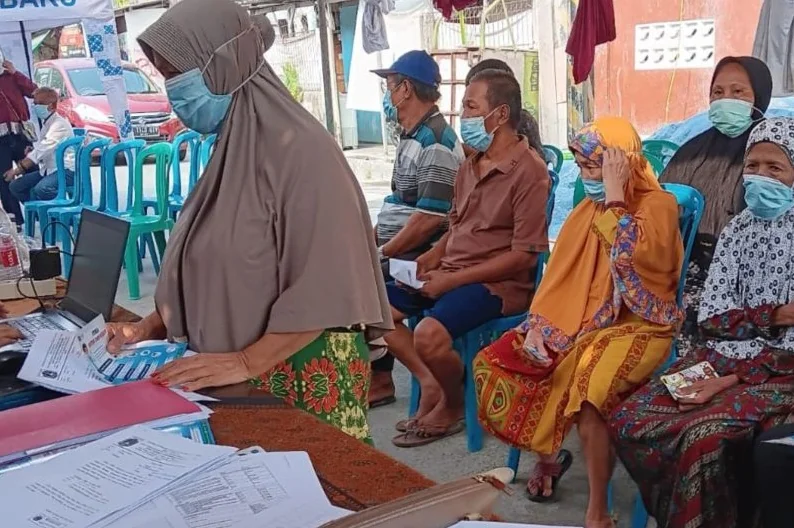 Warga Kalibaru, Kecamatan Cilincing mengikuti skrining kesehatan sebagai upaya mencegah penyebaran Tuberkulosis. Foto: Pemkot Jakut