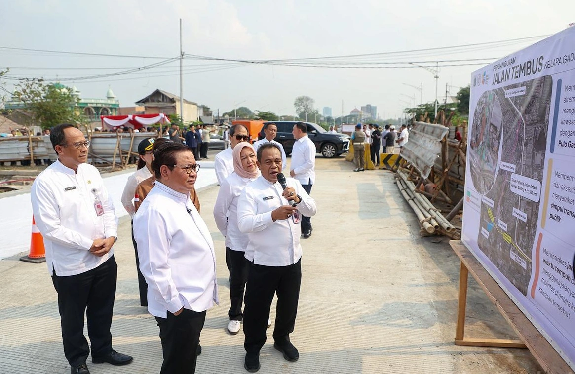 Gubernur DKI Jakarta, Pramono Anung meninjau proses pembangunan jalan tembus yang menghubungkan kawasan Kelapa Gading dan Pulogadung di Jakarta Utara, Jumat (9/10). Foto: beritajakarta