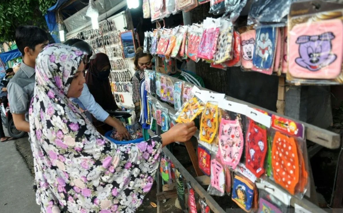 Ilustrasi - Seorang warga memilih masker kain di Deliserdang. Penjual masker kain menjamu seiring imbauan pemerintah manfaat masker guna pencegahan terpapar COVID-19 Foto: ANTARA