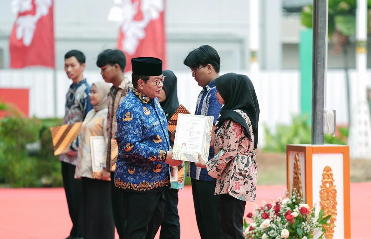 Gubernur DKI Jakarta, Pramono Anung menyerahkan secara simbolis bantuan pemutihan ijazah kepada 2.810 warga dalam upacara peringatan Hari Sumpah Pemuda ke-98 di Balai Kota Jakarta, Rabu (28/10). Foto: Pemprov DKI