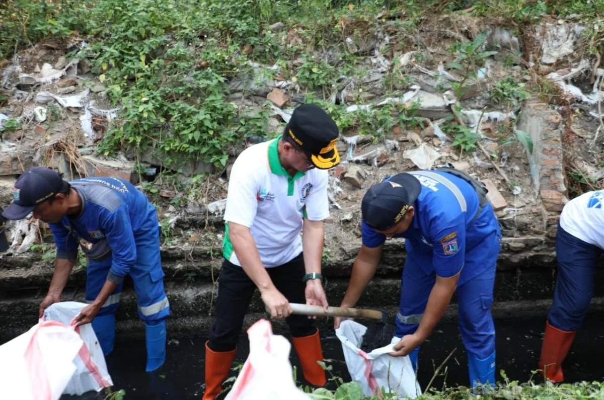 Pemkot Jakarta Selatan mengadakan kerja bakti massal serentak di 65 kelurahan sebagai langkah preventif menghadapi musim penghujan. Kegiatan dilakukan untuk memastikan seluruh infrastruktur pengendalian air, mulai dari saluran lingkungan hingga badan sung