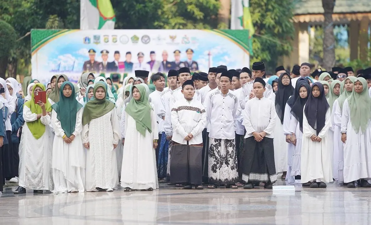 Ribuan santri dan elemen masyarakat mengikuti peringatan Hari Santri Nasional (HSN) 2026 bertajuk "Santri Menguatkan Negeri Menuju Indonesia Emas" di Halaman Plaza Barat, Kantor Wali Kota Jakarta Utara. Foto: Pemkot Jakut