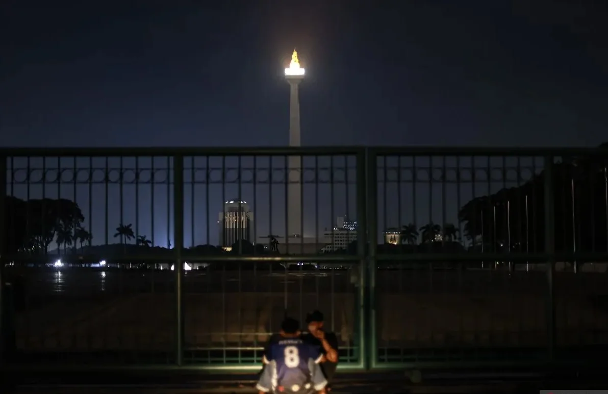 Suasana pemadaman listrik saat peringatan Hari Lingkungan Hidup di kawasan Monas, Jakarta, Sabtu (14/6/2025). Pemprov DKI Jakarta melakukan pemadaman listrik selama satu jam dalam rangka memperingati Hari Lingkungan Hidup yang diharapkan dapat menghemat k