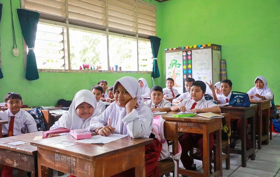 Gubernur DKI Jakarta, Pramono Anung memastikan kegiatan belajar mengajar di sekolah tetap berlangsung seperti biasa di tengah aksi unjuk rasa mahasiswa dan elemen masyarakat sipil di kawasan Bundaran HI, Jakarta, Rabu (28/10). Foto: beritajakarta
