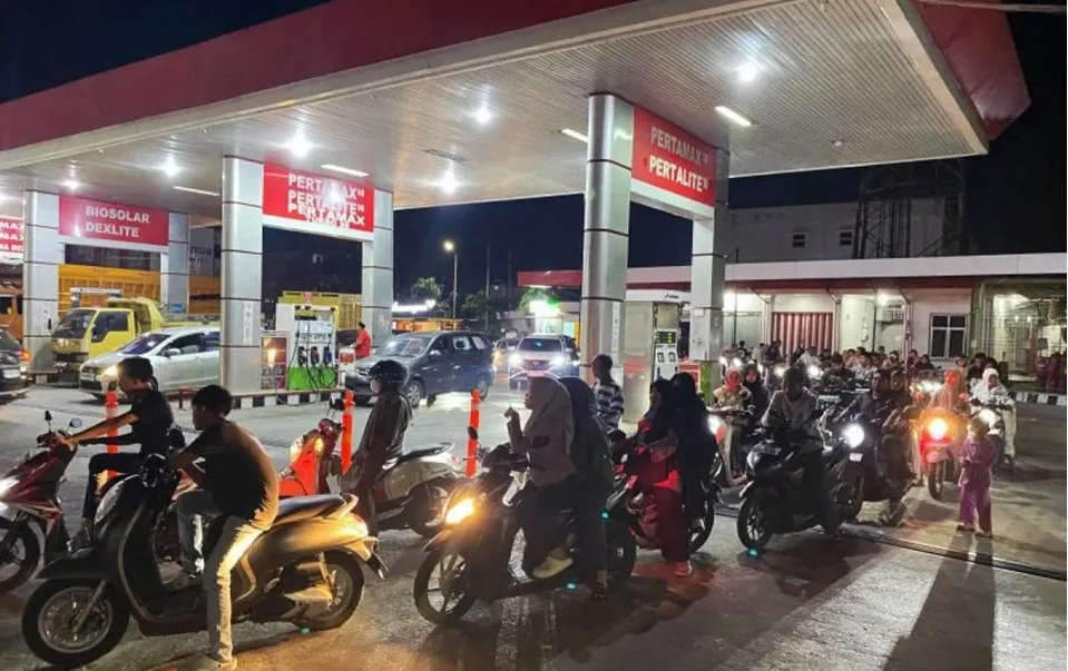Dokumentasi -Sejumlah pengendara masih memadati antrean BBM hingga malam hari di SPBU Lamnyong, Banda Aceh, Jumat (6/3/2026). Foto: ANTARA