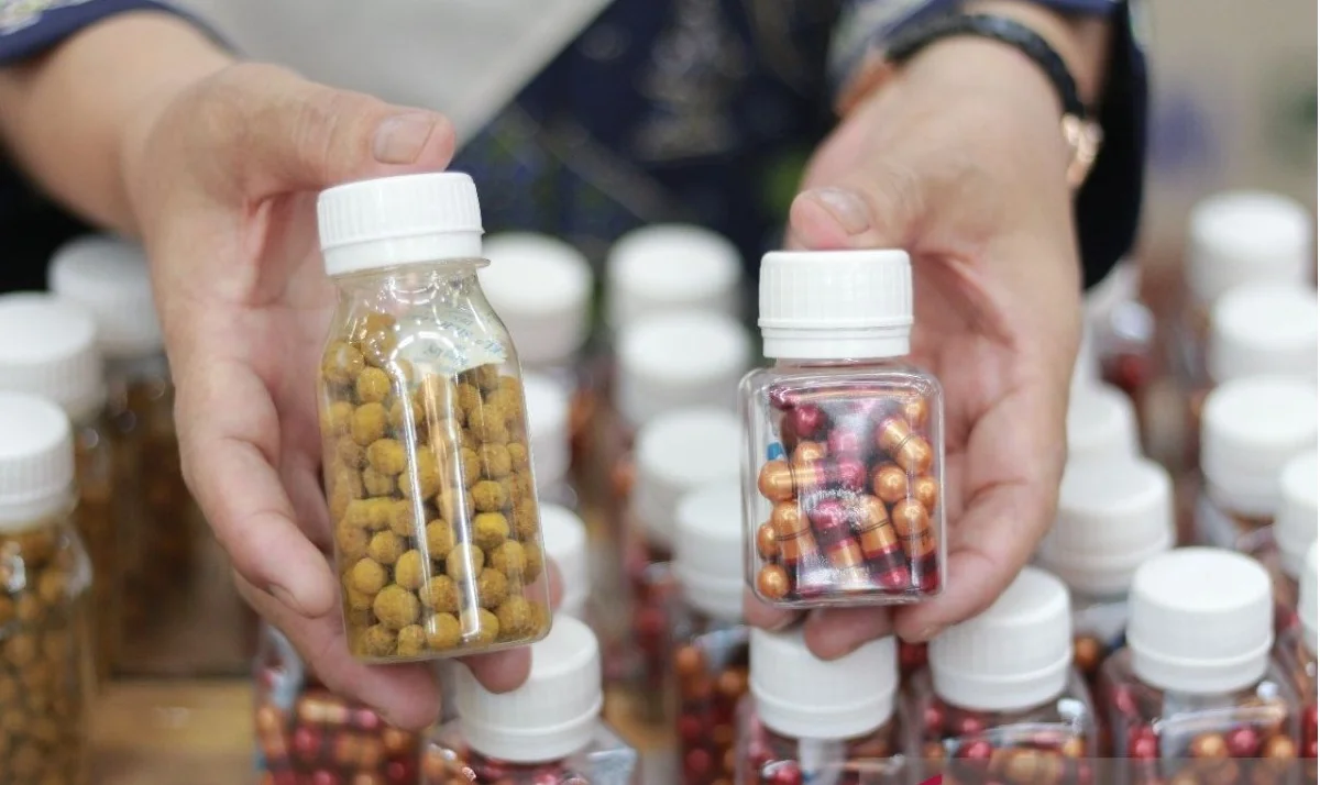Ilustrasi - Petugas memperlihatkan obat tradisional tanpa izin edar yang disita BBPOM Padang bersama Polda Sumbar. Foto: ANTARA