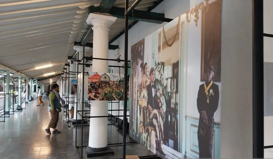 Persiapan pameran foto jurnalistik KUNOKINI oleh ANTARA di Pura Mangkunegaran, Solo, Jawa Tengah, Senin (19/8/2024). Foto: ANTARA