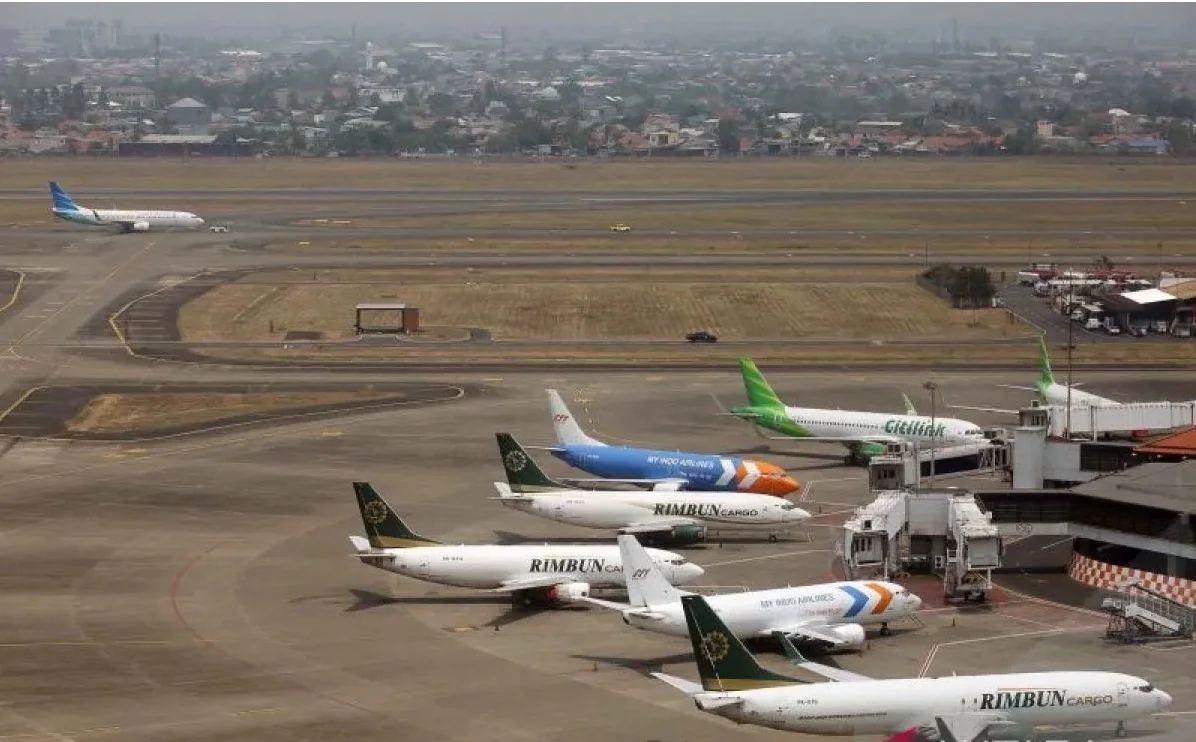 Sejumlah pesawat terparkir di apron Terminal 1 Bandara Soekarno Hatta, Tangerang, Banten, Senin (7/9/2026). Berdasarkan Notice To Airmen atau NOTAM yang dikeluarkan AirNav Indonesia di hari kedua Bandara Soekarno Hatta masih ditutup sementara untuk seluru