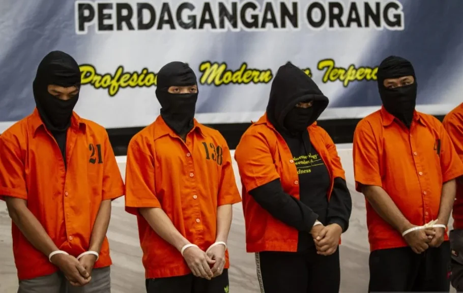 Dokumentasi - Sejumlah tersangka dihadirkan saat pengungkapan kasus Tindak Pidana Perdagangan Orang (TPPO) di Bareskrim, Mabes Polri, Jakarta, Selasa (29/10/2019). Foto: ANTARA