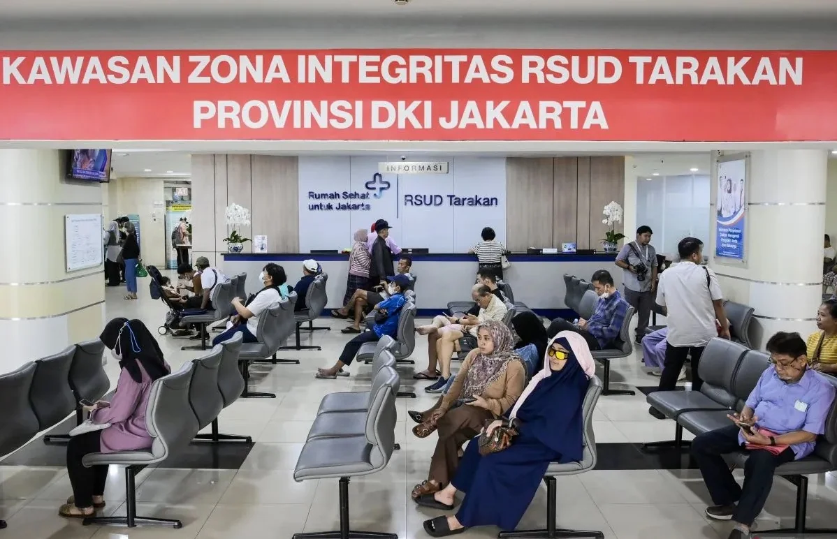 Ilustrasi - Sejumlah pasien menunggu antrean di RSUD Tarakan, Jakarta, Jumat (23/5/2025). Foto: ANTARA
