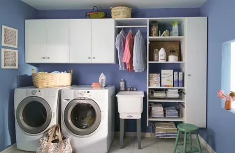 Desain ruang laundry atau laundry room saat ini mengugurkan mitos bahwa ruang cuci hanya bisa digunakan sebagai ruang cuci saja. Konsep desain kontemporer bisa menjadikannya sebagai ruang multiguna. Foto: interiordesign