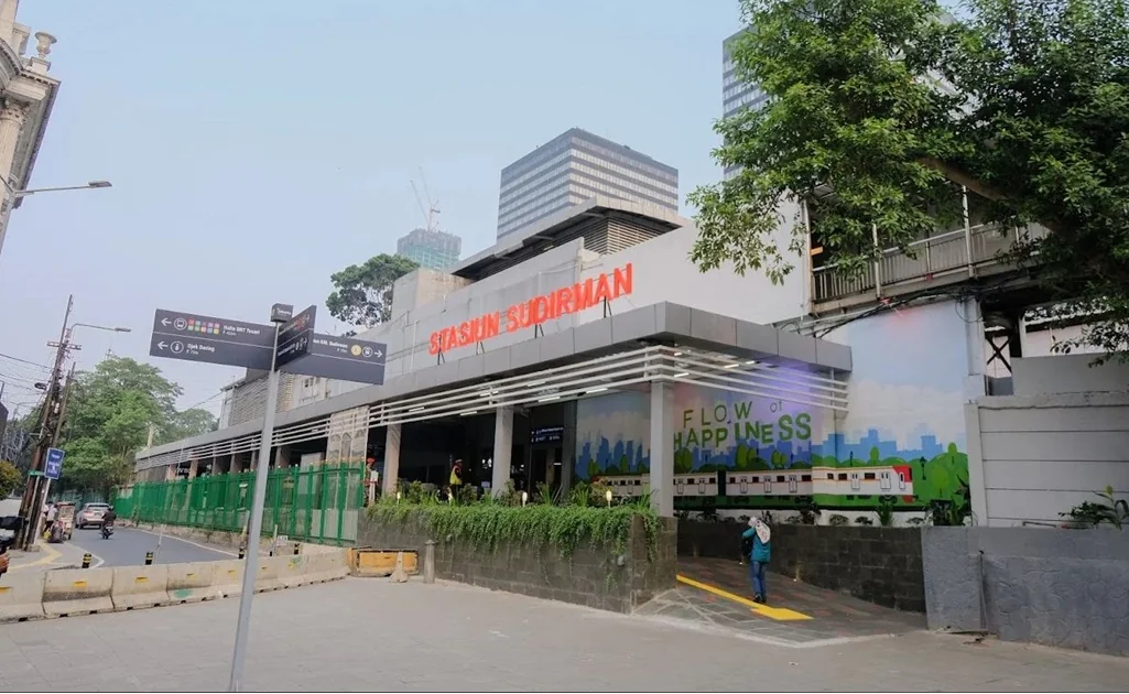 Stasiun Sudirman adalah stasiun kereta api kelas I yang terletak di Jalan Kendal 1 Menteng, Kecamatan Menteng, Jakarta Pusat, DKI Jakarta. Foto: 99.co