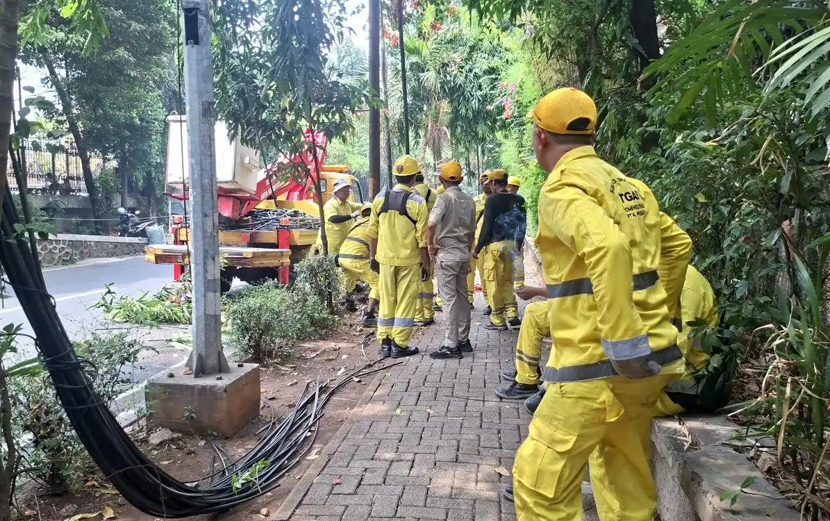 Satgas Suku Dinas Bina Marga Jakarta Pusat, Senin (19/10), menertibkan kabel udara yang menjuntai sepanjang satu kilometer di Jalan Senen Raya III. Foto: Dinas Bina Marga DKI