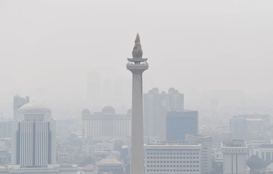 Dokumentasi - Pemandangan Monumen Nasional dengan latar belakang gedung bertingkat yang diselimuti asap polusi di Jakarta, Senin (29/7/2019). Foto: ANTARA