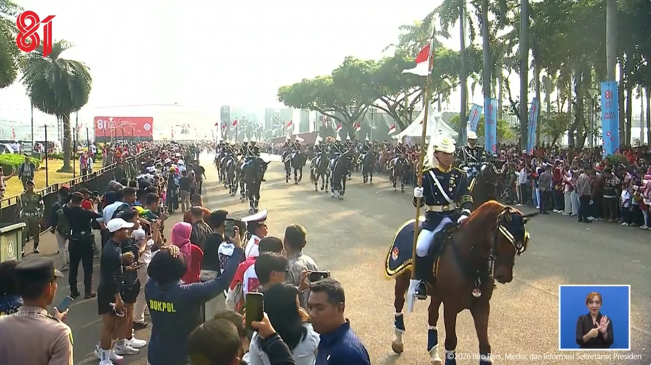Masyarakat memadati kawasan Monas, Jakarta Pusat menyaksikan Kirab Pengantaran Bendera Pusaka HUT 81 Republik Indonesia, Jakarta, Senin (17/8/2026). Foto: kabarjakarta