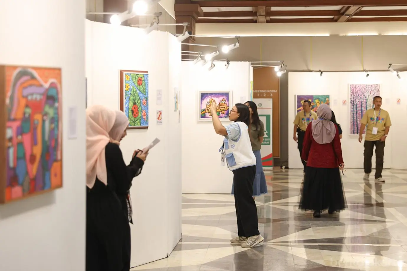 Pengunjung SPEKIX 2026 mengamati karya anak-anak berkebutuhan khusus yang dipamerkan. Foto: beritajakarta