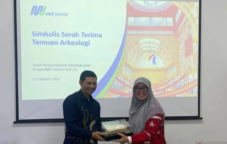 PT MRT Jakarta (Perseroda) menyerahkan sebagian temuan arkeologi dari proyek pembangunan MRT Jakarta Fase 2A kepada Dinas Kebudayaan DKI Jakarta, Jakarta, Kamis (15/10/2026). Foto: ANTARA