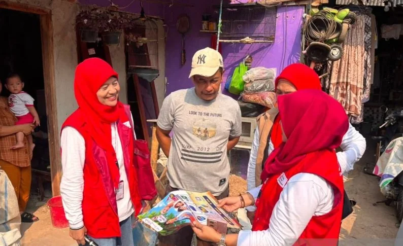 Palang Merah Indonesia (PMI) Jakarta Timur menggelar Grebek Pemberantasan Sarang Nyamuk (PSN) di 2 lokasi, yakni di RW 05 Kelurahan Balekambang dan RW 07 Kelurahan Pekayon, Kamis (27/8/2026). Foto: Pemkot Jakarta Timur.