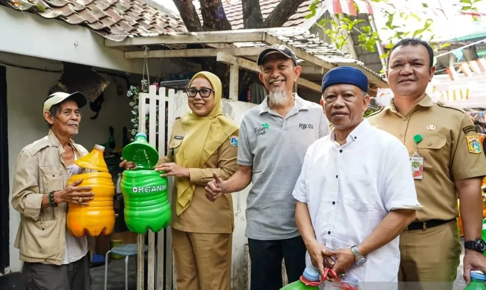 Lurah Kebon Sirih, Jakarta Pusat Henny Mahrojah (dua kiri) saat membagikan tempat sampah kepada warga RT013/RW03 di Jakarta Pusat, Selasa (11/8/2026). Foto: Pemkot Jakpus