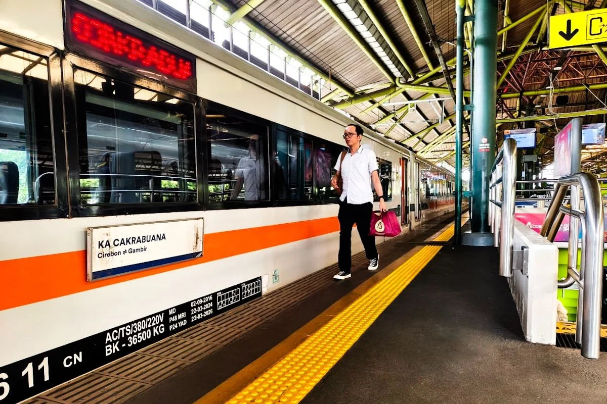 Dokumentasi - Seorang calon penumpang berjalan di samping gerbong kereta api. Foto: PT. KAI