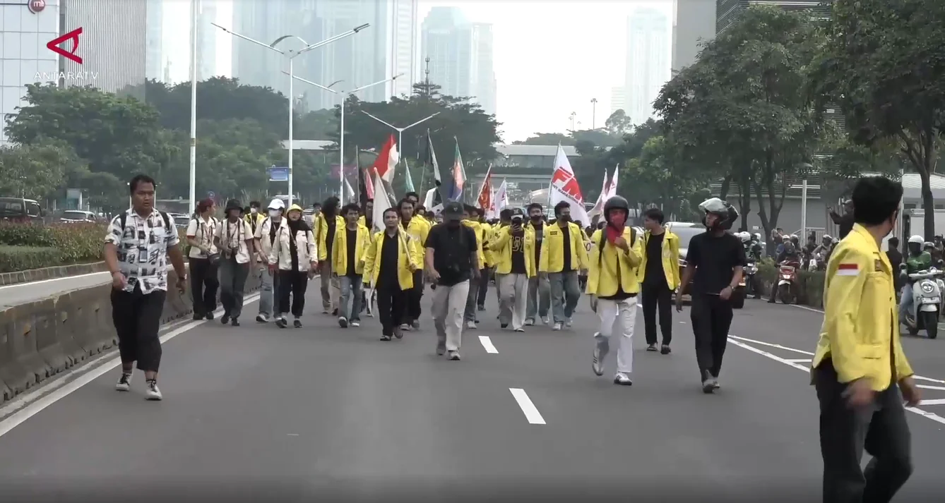 Dokumentasi - Massa demo Badan Eksekutif Mahasiswa (BEM) Universitas Indonesia (UI) mendekati Bundaran Hotel Indonesia (HI), Jakarta, Jumat (12/6). Foto: kabarjakarta.com
