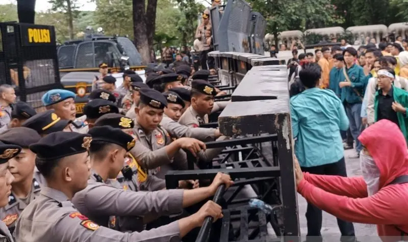 Ilustrasi - Sejumlah personel gabungan kepolisian saat mengawal aksi unjuk rasa di Kawasan Monas Jakarta. Foto: ANTARA
