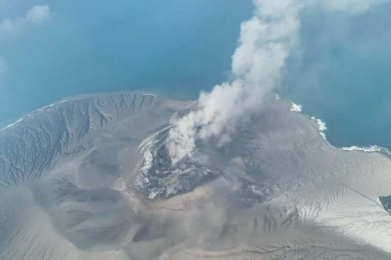 Tampilan foto udara erupsi Gunung Anak Krakatau, Selat Sunda, Sabtu (5/9/2026). Foto: Badan Geologi Kementerian ESDM