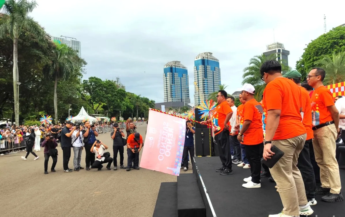 Wakil Gubernur DKI Jakarta, Rano Karno, melepas ribuan peserta Karnaval Sarendo Rendo di Monumen Nasional (Monas) sisi Barat Daya, Jakarta Pusat, Minggu  (14/12) pagi. Foto: Pemprov DKI