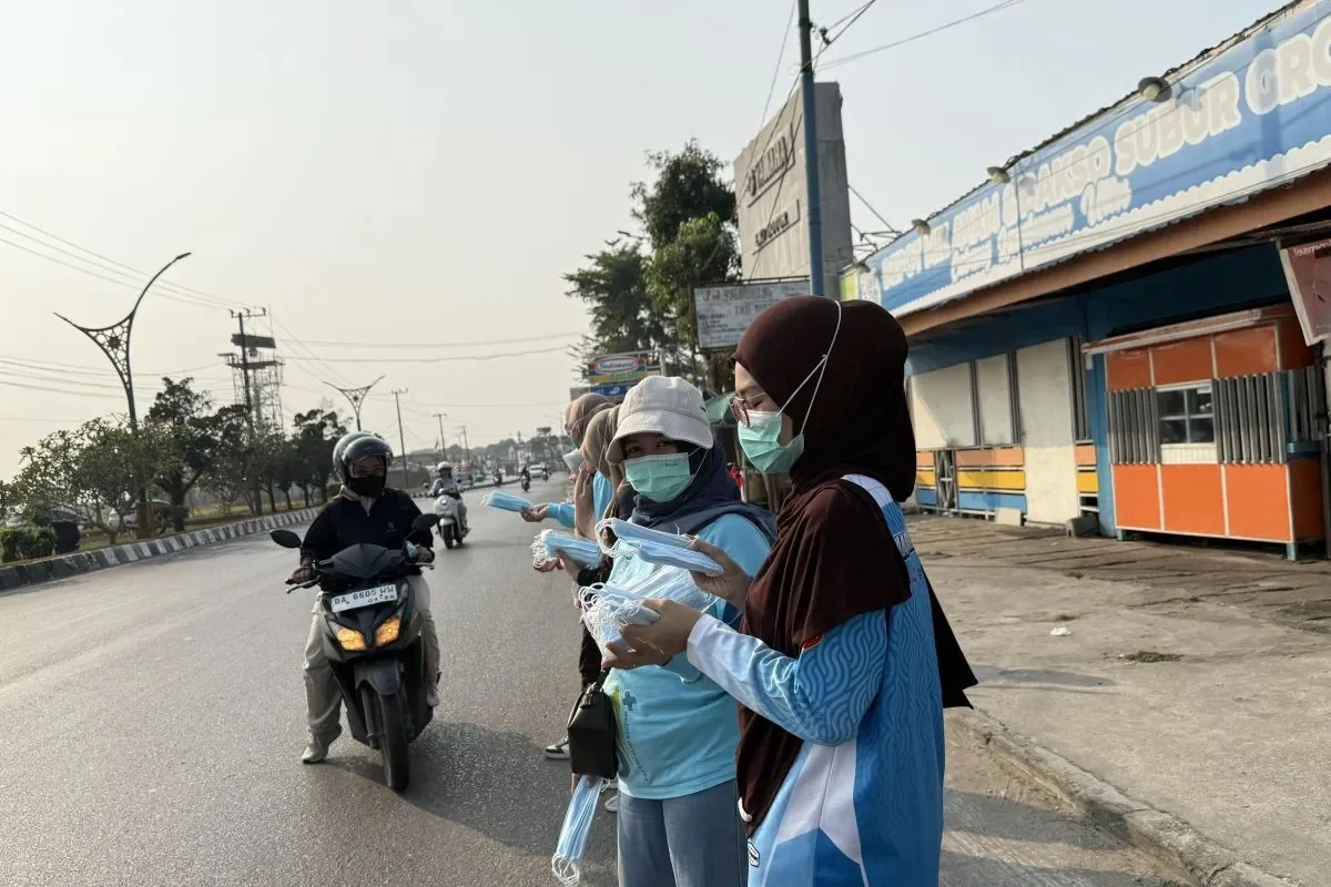 Menteri Kesehatan Budi Gunadi Sadikin mengungkapkan, sekitar 3 juta orang terpapar asap kebakaran hutan dan lahan, sehingga pihaknya mengimbau warga untuk memakai masker dan memantau kualitas udara secara rutin guna mencegah dampak kesehatan. Foto: Kemenk