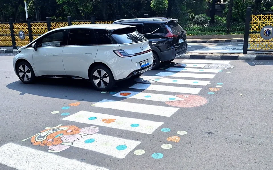 Jalur penyeberangan (zebra cross) di kawasan Tebet, Jakarta Selatan, yang digambar ulang oleh warga sebagai marka jalan, Senin (30/3/2026). Foto: ANTARA
