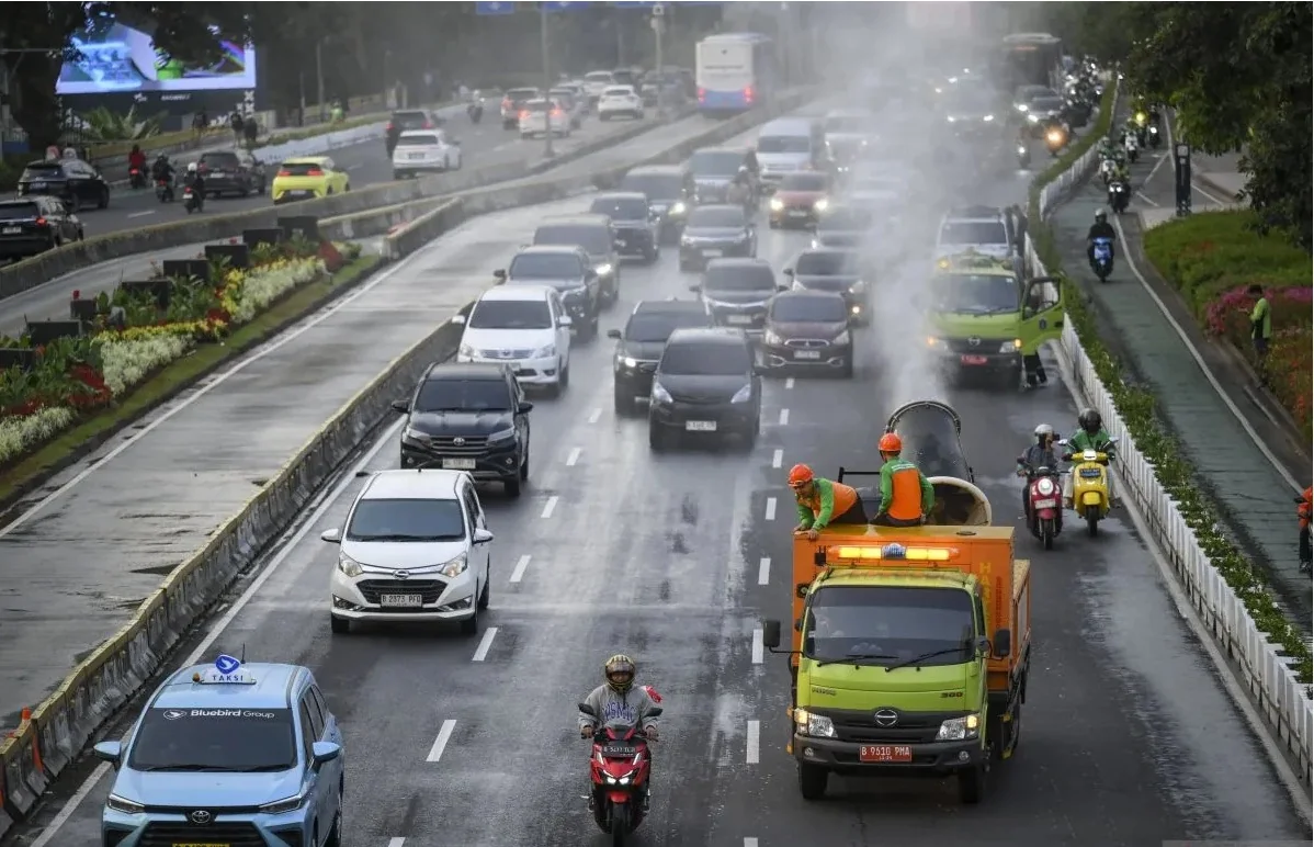 Petugas Dinas Lingkungan Hidup DKI Jakarta menyemprotkan kabut air (water mist) di Jalan Jenderal Sudirman, Jakarta, Minggu (6/9/2026). Pemprov DKI Jakarta melakukan penyemprotan di sejumlah ruas jalan di ibu kota sebagai langkah antisipasi dampak dari pa