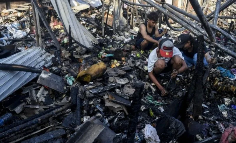 Dokumentasi - Sejumlah warga mencari barang yang bisa diselamatkan usai kebakaran kios di Penjaringan, Jakarta, Senin (7/01/2019). Foto: ANTARA