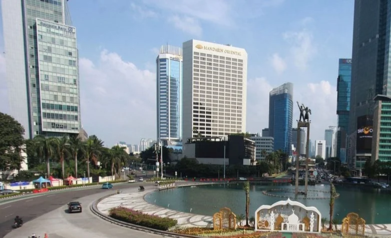 Dokumentasi - Sejumlah kendaraan melintas di ruas Jalan MH Thamrin, Bundaran Hotel Indonesia, Jakarta, saat cuaca cerah, Jumat (21/4/2023). Foto: ANTARA