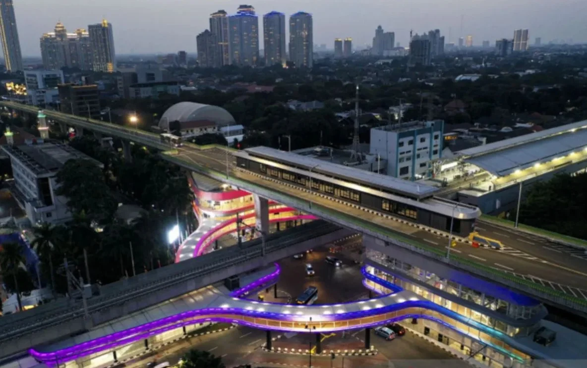 Foto udara jembatan layang (skybridge) penghubung Stasiun MRT Asean dan Halte Transjakarta CSW di Jakarta. Foto: ANTARA