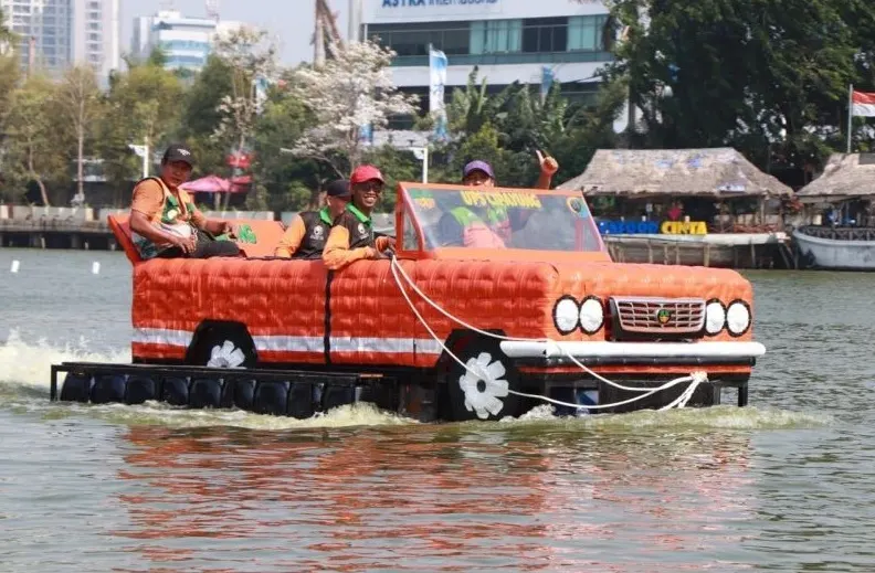 Warga dapat menikmati pengalaman naik perahu dari botol plastik bekas secara gratis dalam Festival Perahu Cinta Lingkungan (CiLung) 2026 pada Minggu, 18 Oktober 2026, di Waduk Sunter Selatan, Jakarta Utara. Foto: Dinas LH DKI