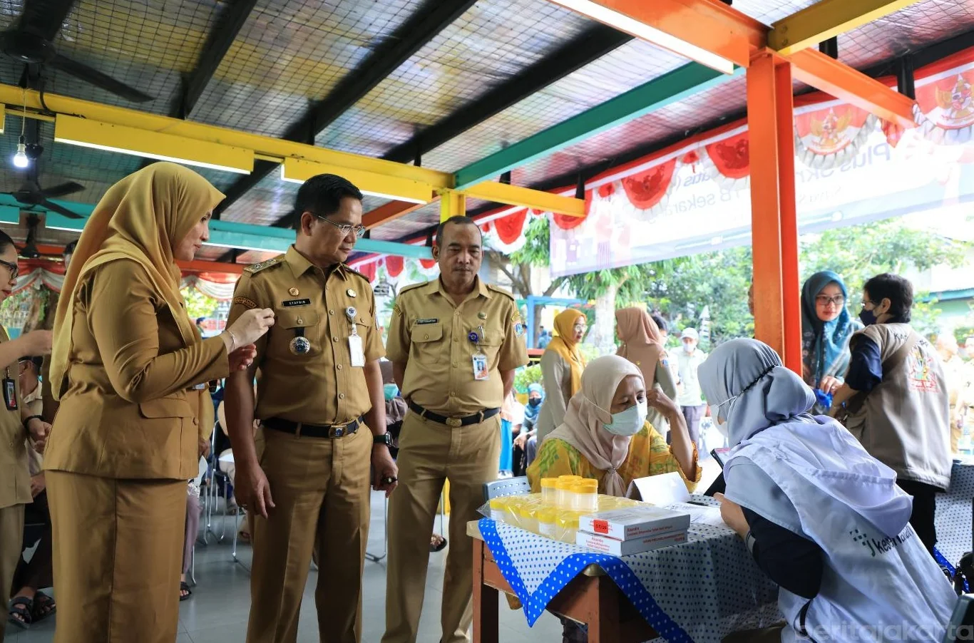 Wali Kota Jakarta Selatan, Syafrin Liputo meninjau jalannya kegiatan CKG yang terintegrasi dengan skrining tuberkulosis (TB) di RPTRA Kampung Perigi, Jakarta, Selasa (1/9/2026). Foto: Pemkot Jaksel