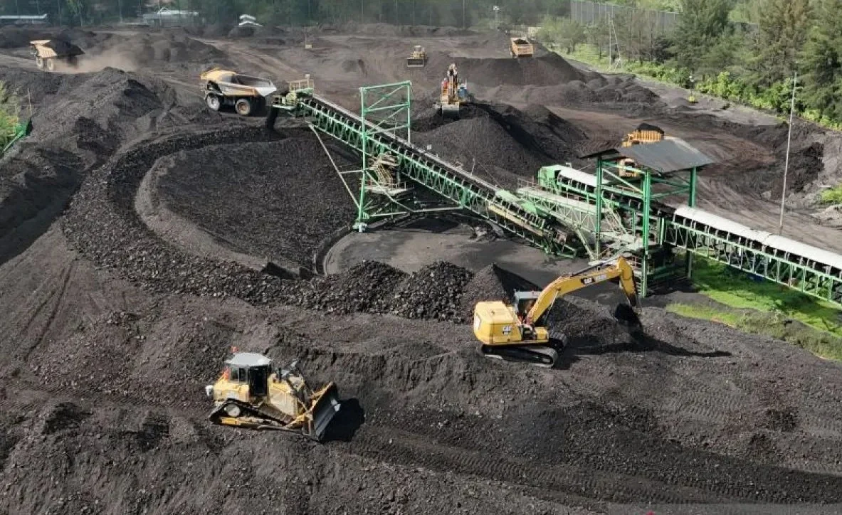 Foto udara sejumlah alat berat dioperasikan untuk mengumpulkan batu bara di salah satu tempat penampungan (stockpile) batu bara kawasan pantai Desa Peunaga Cut Ujong, Kecamatan Meureubo, Aceh Barat, Aceh, Jumat (9/1/2026). Foto: ANTARA