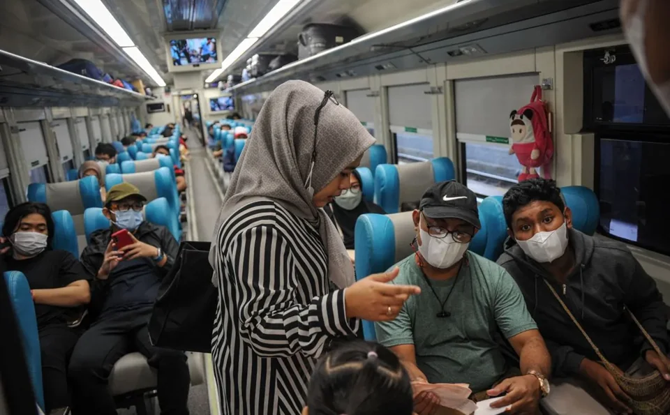 Dokumentasi - Penumpang memasuki gerbong kereta api Argo Parahyangan di Stasiun Bandung, Jawa Barat, Jumat (8/7/2022). Foto: ANTARA