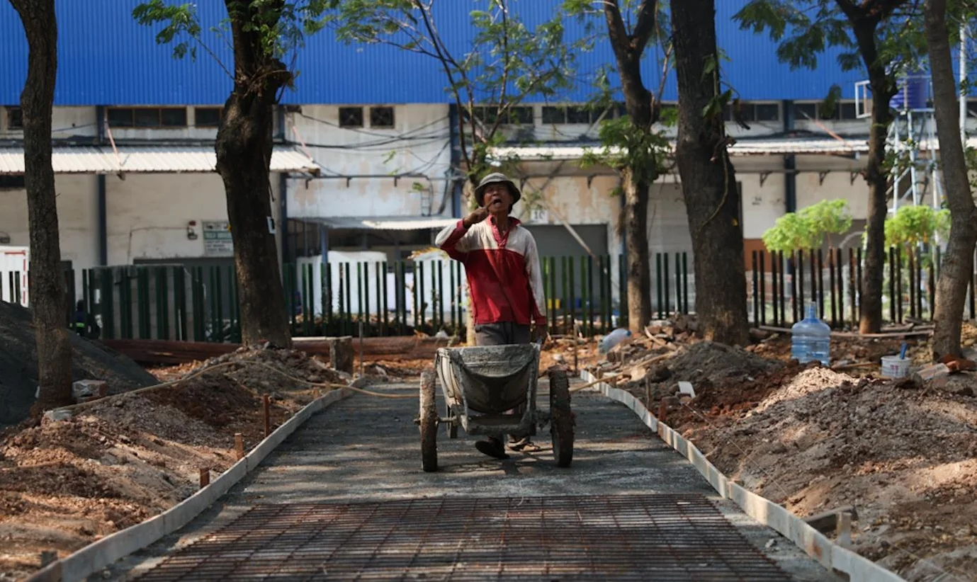Sejumlah pekerja mengerjakan pembangunan Taman Bukit Gading di lahan ruang terbuka hijau (RTH) Goro, Jalan Bukit Gading Raya 1, Kelapa Gading, Jakarta Utara, Selasa (28/7). Foto: Berita Jakarta