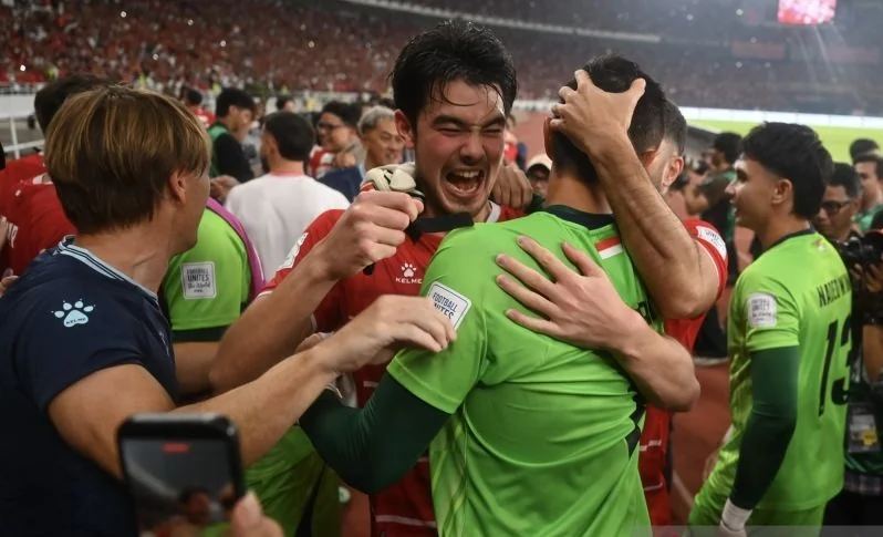Pesepak bola Timnas Indonesia Elkan Baggot (tengah) berselebrasi bersama Emil Audero (kedua kanan) usai mengalahkan Timnas Thailand pada final FIFA ASEAN Cup 2026 di Stadion Utama Gelora Bung Karno (SUGBK), Senayan, Jakarta, Senin (5/10/2026). Indonesia j