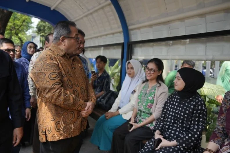 Wakil Gubernur DKI Jakarta Rano Karno meninjau Halte Universitas Pancasila di Jalan Lenteng Agung Raya, Jagakarsa, Jakarta Selatan, yang baru diresmikan, Selasa (15/9/2026). Halte tersebut melayani lima rute Transjakarta dan menjadi bagian dari upaya Peme