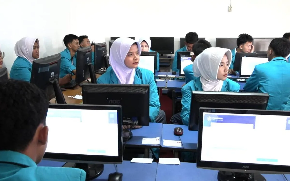 Sebanyak 111 SMA dan SMK negeri serta swasta di area Suku Dinas Pendidikan Wilayah 2 Jakarta Barat, Senin (26/10), mengadakan Tes Kompetensi Akademik (TKA) Utama 2026.
