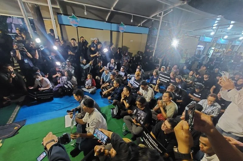 Pewarta Foto Indonesia (PFI) menggelar doa bersama untuk lima jurnalis dan tiga kru kapal yang hilang kontak saat melakukan peliputan Gunung Anak Krakatau di kawasan Bundaran HI, Jakarta Pusat, Jumat (11/9/2026). Foto: ANTARA