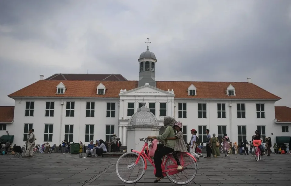 Dokumentasi - Wisatawan bersepeda di Taman Fatahillah di Kota Tua, Jakarta, Selasa (18/6/2024). Foto: ANTARA