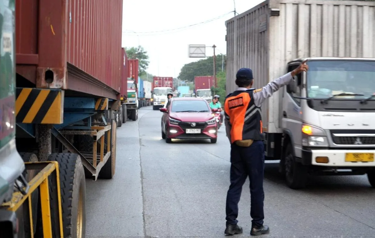 Gubernur DKI Jakarta, Pramono Anung meminta seluruh pengemudi kendaraan besar, seperti truk, agar disiplin dalam mematuhi aturan lalu lintas. Foto: kabarjakarta